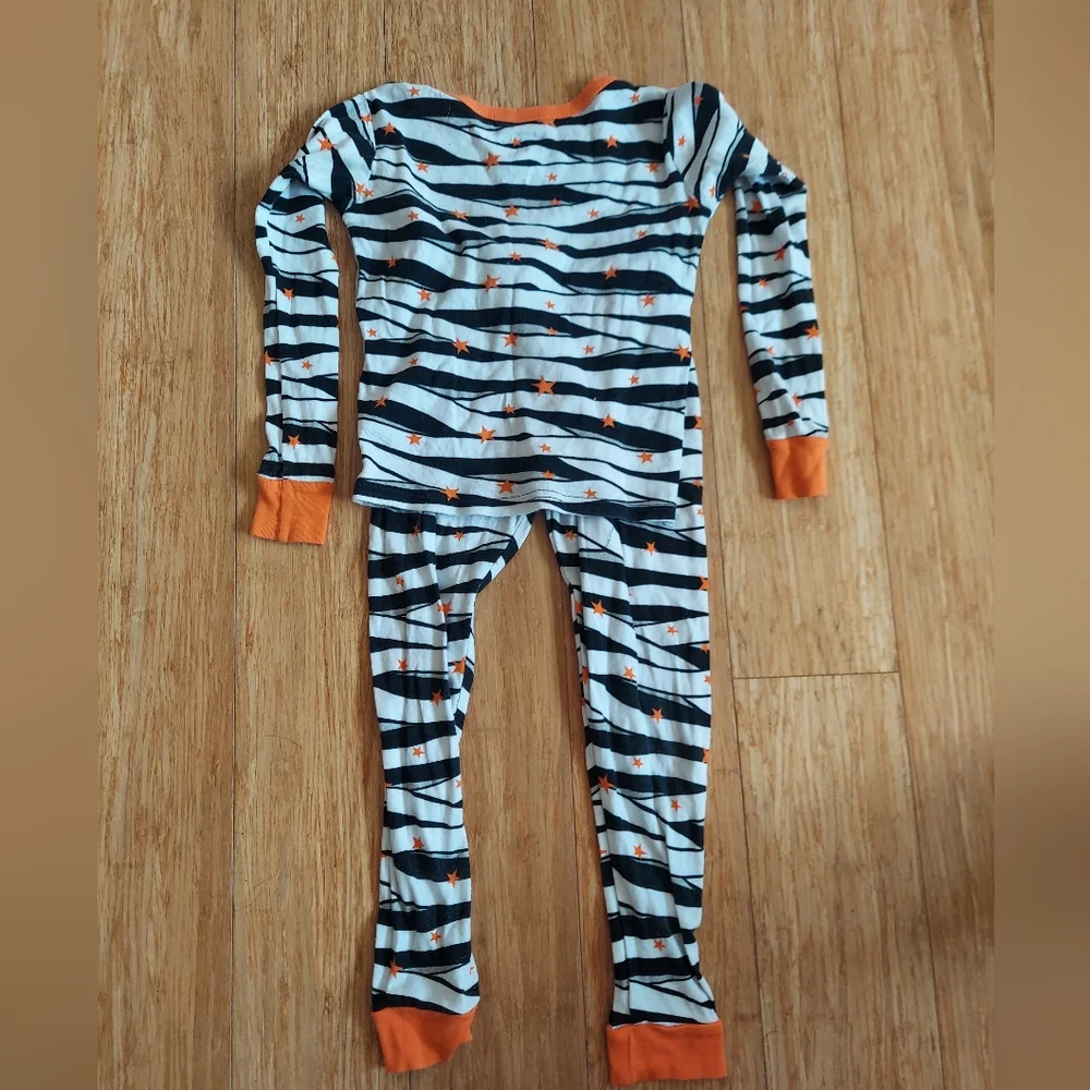 🎁 10/$25  - Baby Yoda mummy pajamas, size 8. STAR WARS